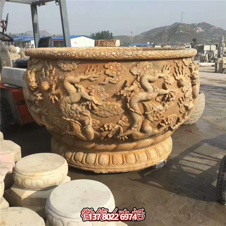 傳統(tǒng)水缸，絢麗多彩的雙龍戲紋