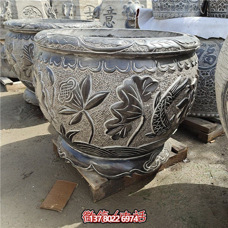 古建庭院蓄水缸，用青石點綴