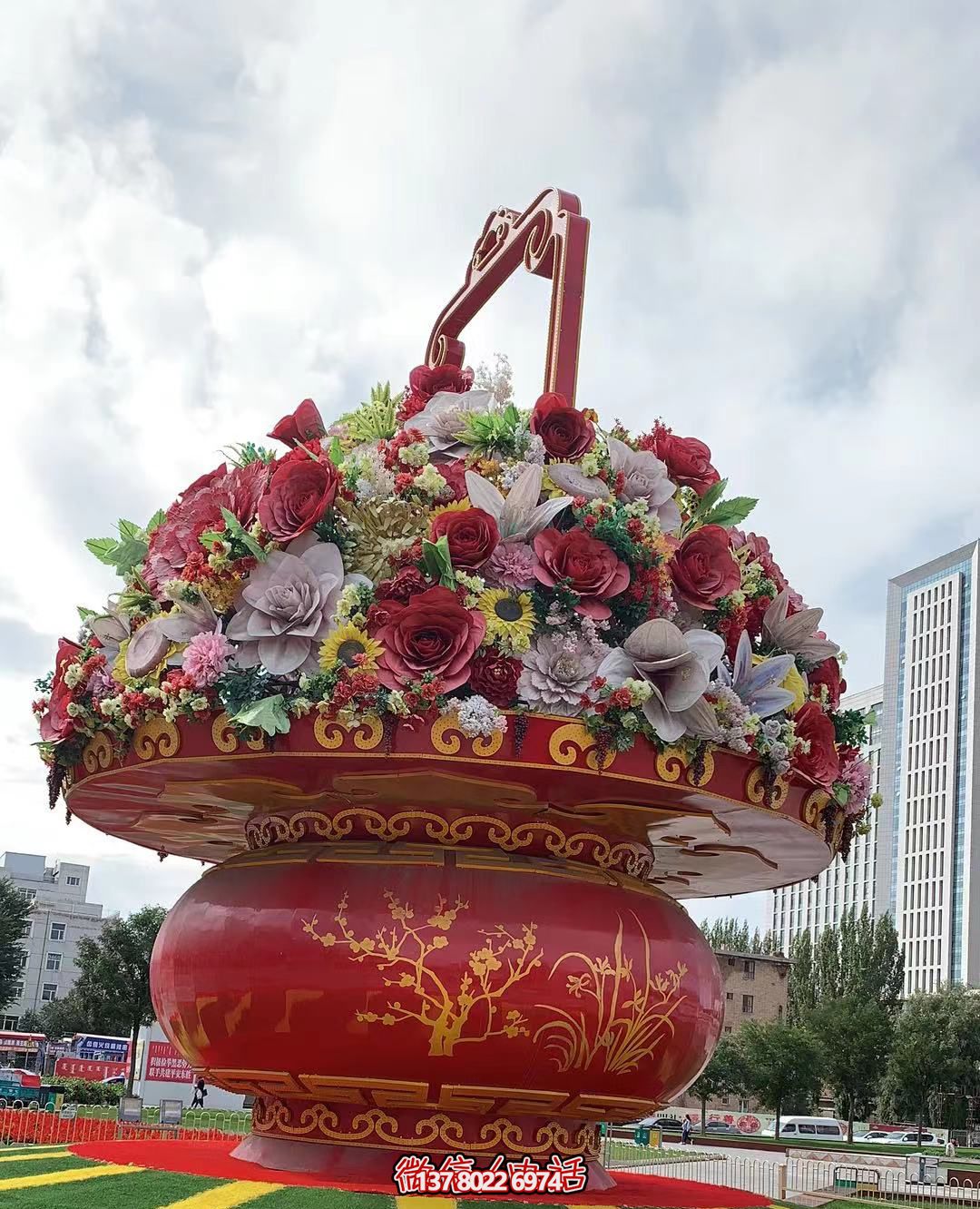 現(xiàn)代五彩花籃，給城市廣場帶來活力