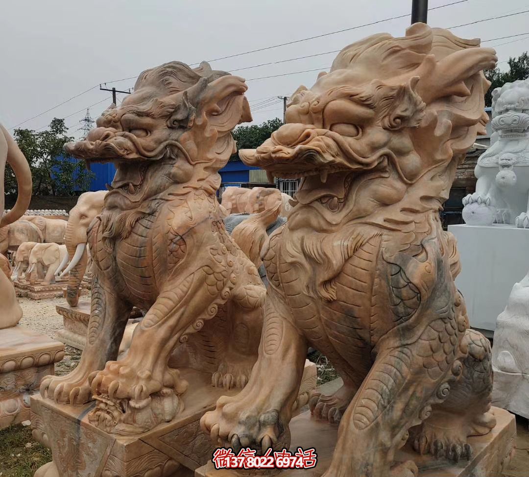 大型黃蠟石麒麟雕塑，點(diǎn)綴廣場(chǎng)景觀