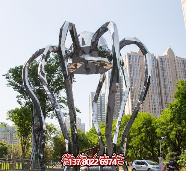不銹鋼長(zhǎng)腿螃蟹雕塑，為公園增添創(chuàng)意裝飾