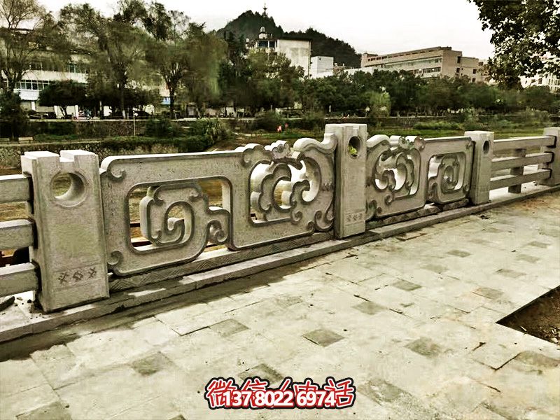 大理石石欄桿鏤空雕塑，讓湖邊的裝飾更加完美