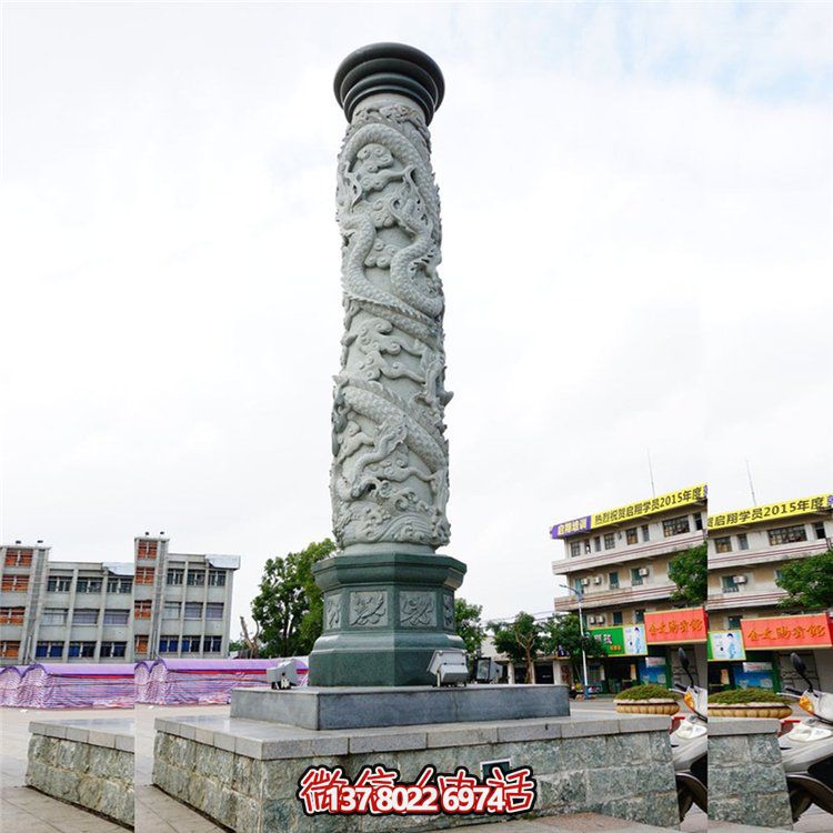 大理石浮雕龍柱，點綴校園廣場