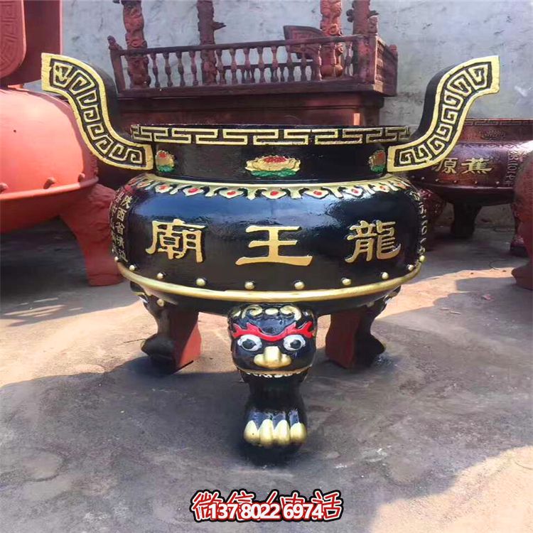 精美彩繪金漆圓形香爐，為寺廟添彩
