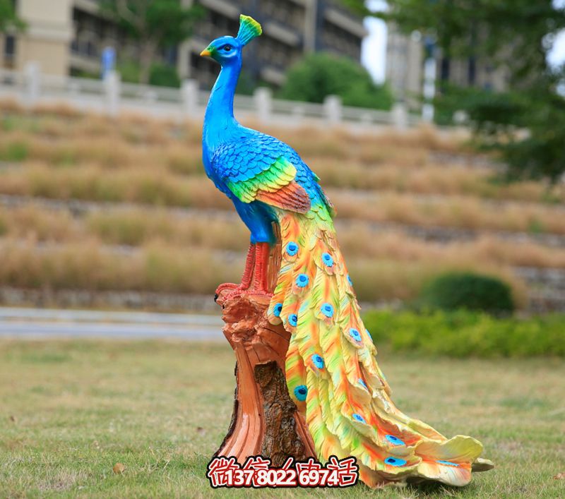 玻璃鋼孔雀雕塑，點(diǎn)綴公園草坪