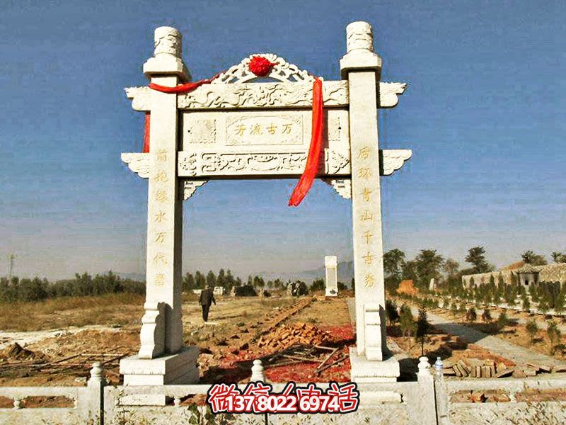 花崗巖簡易牌坊，擺放石墓地