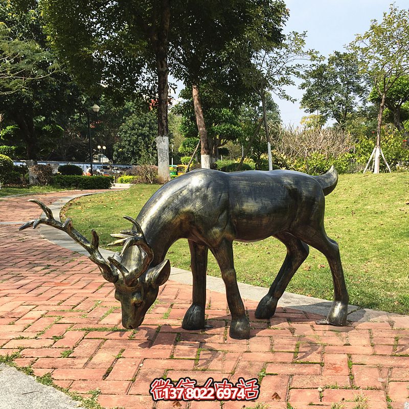 精美鹿雕塑，在公園里覓食的活力象征