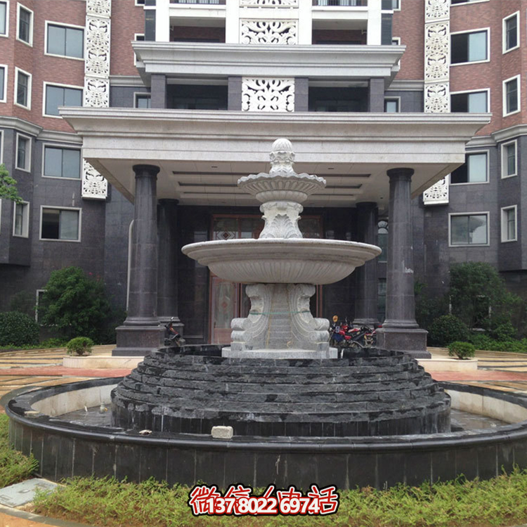 清新的雙層噴泉水雕裝飾，為辦公大樓門(mén)前增添靈動(dòng)氣息