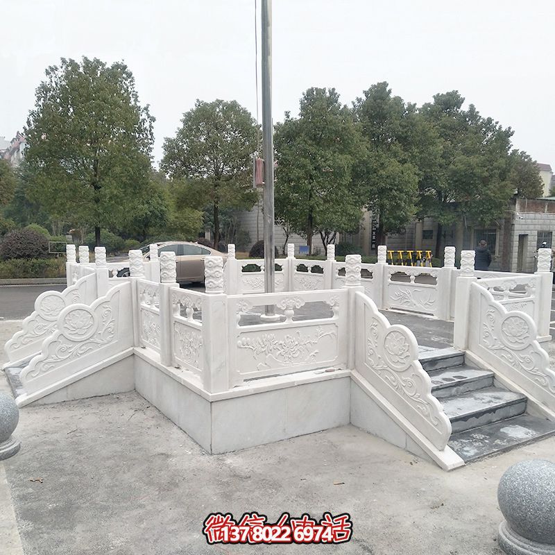 升旗臺(tái)石雕——精雕細(xì)琢，點(diǎn)綴校園風(fēng)采