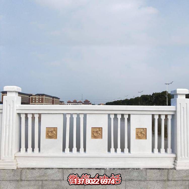 “羅馬柱式漢白玉歐式欄桿，為河道邊裝飾和防護(hù)”