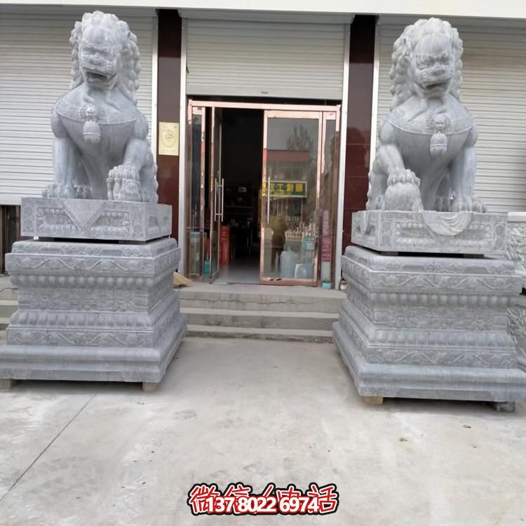 天然青石獅子雕塑，點(diǎn)綴景區(qū)大門
