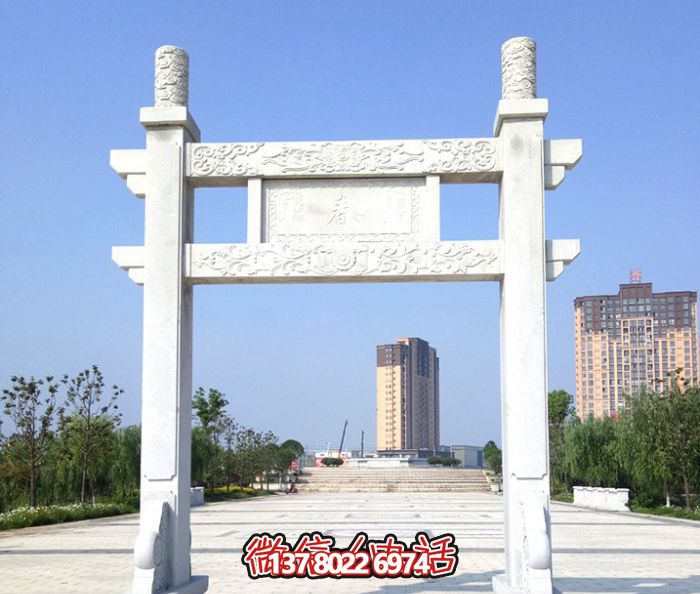 簡易大理石牌樓，為公園廣場擺放單門