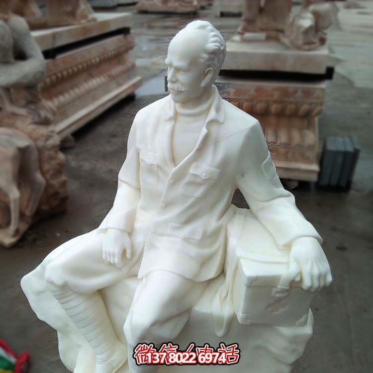 以白求恩精神為原型，漢白玉雕刻的護(hù)士坐姿雕塑
