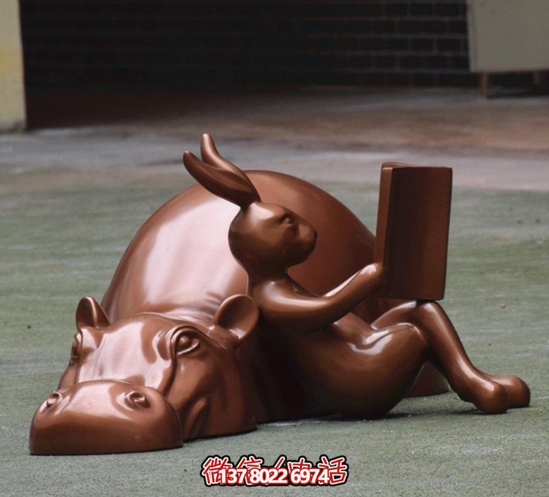 玻璃創(chuàng)意海馬雕塑，擺放于場(chǎng)內(nèi)，點(diǎn)綴你的生活