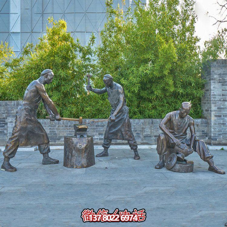 打鐵場(chǎng)景人物銅雕，鑄銅鑄造民俗生活人物情景雕塑