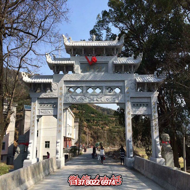 村口石牌坊，三間四柱石雕牌樓